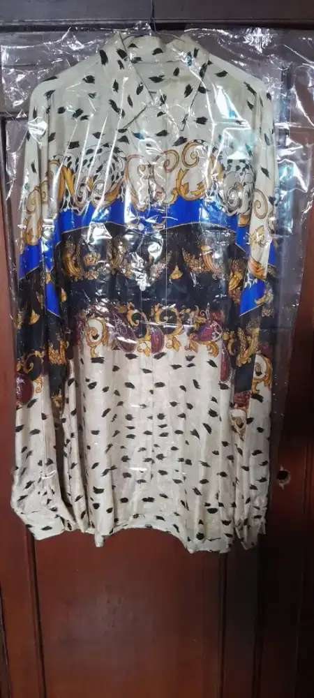 Kemeja sutra lengan panjang