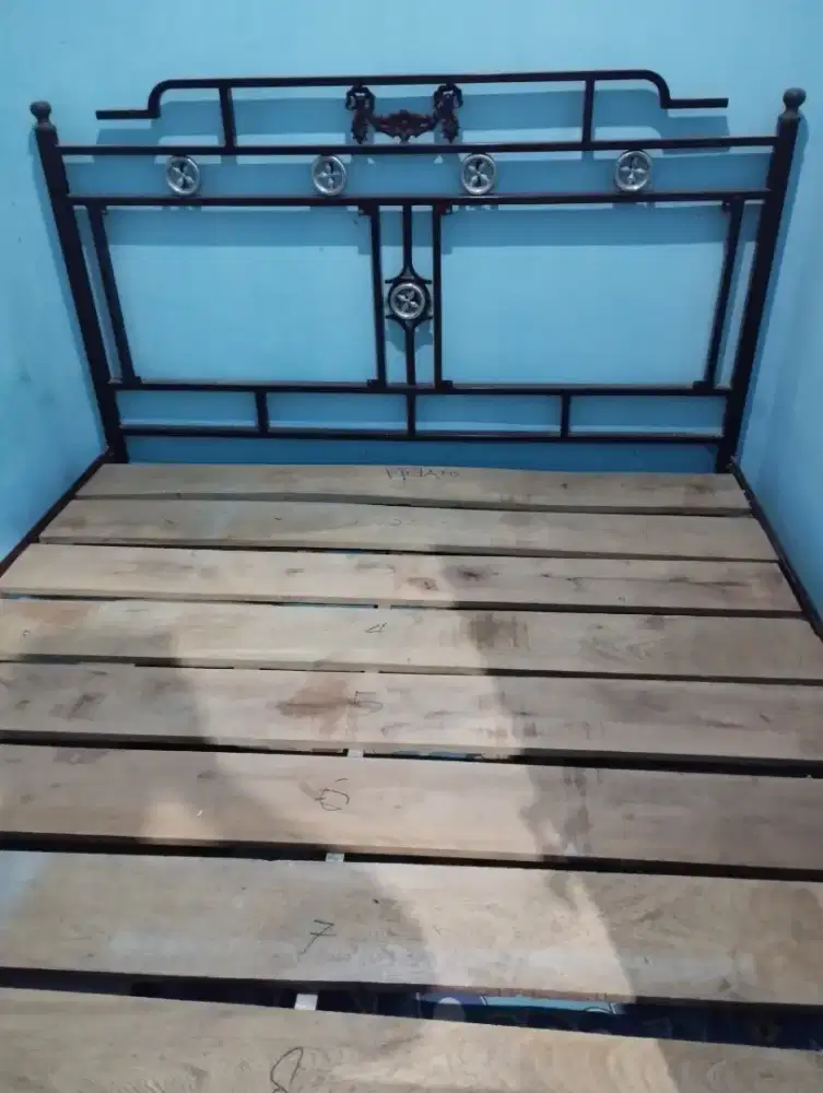 Tempat Tidur Besi Bekas 6 Kaki