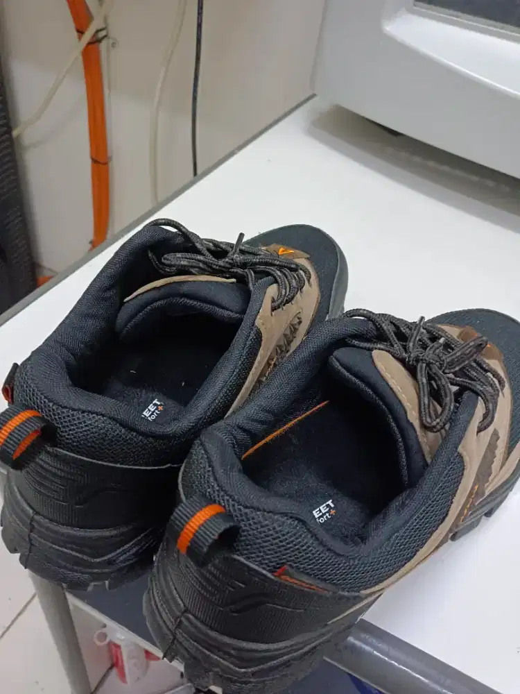 Sepatu aerostreet