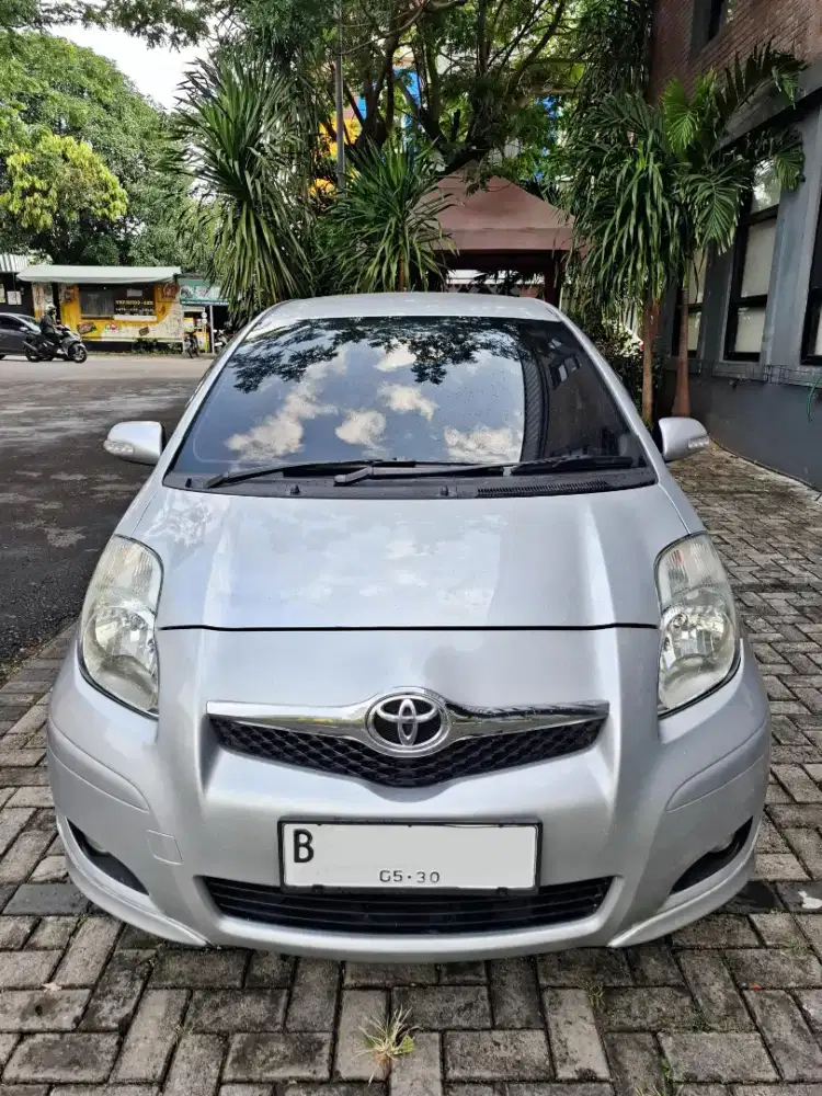 Toyota yaris 2010 E matic silver bagus