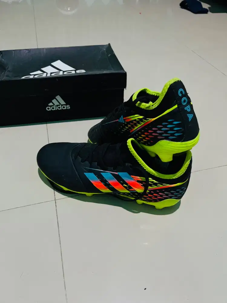 Dijual sepatu bola adidas size 42 barang masih okee jos jis