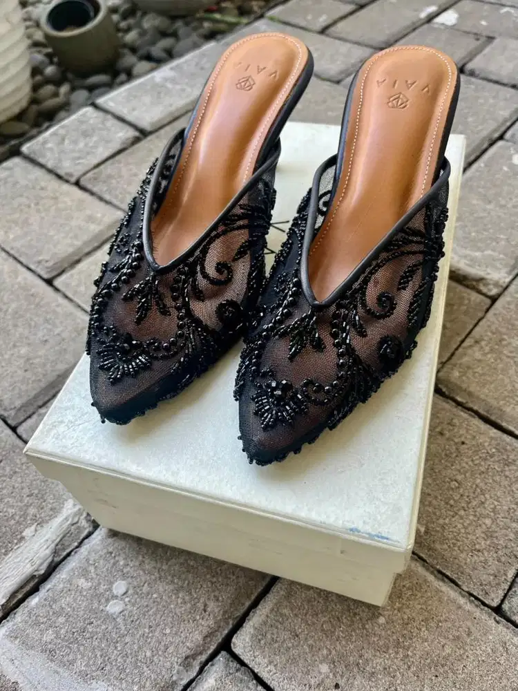 Sepatu Vaia Classic Black
