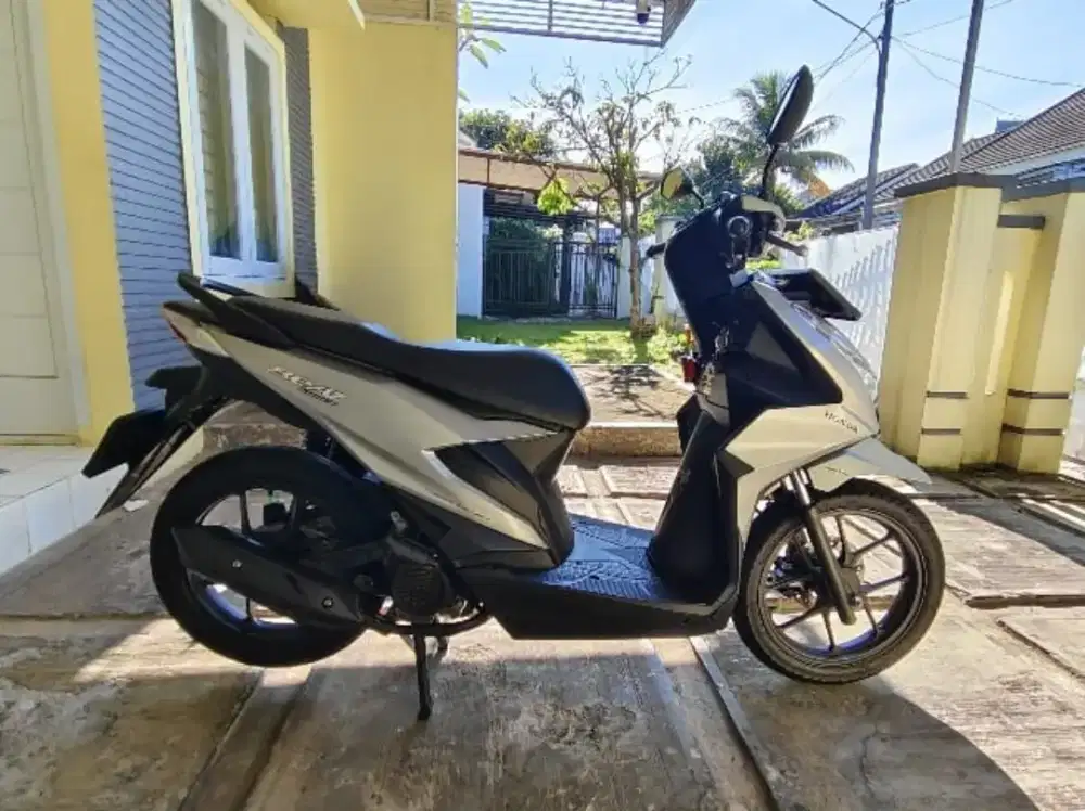 Honda Beat Deluxe th.2021 Silver Plat B Km.7000