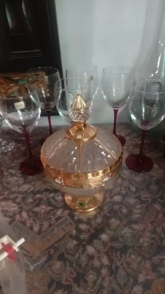Gelas anggur dan 1 toples