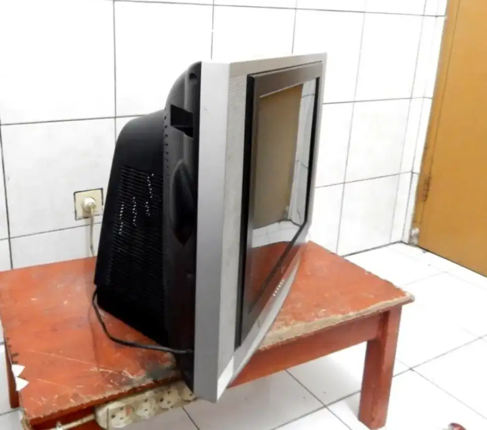 TV MERK LG 21 SLIM