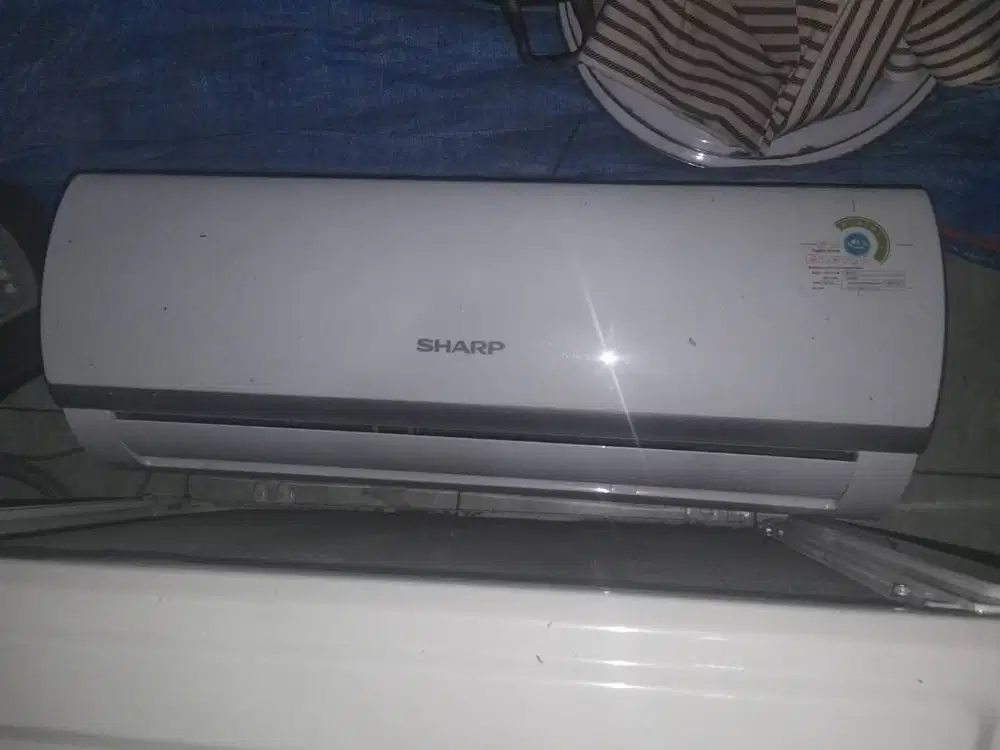 AC merek Sharp baru 7 bulan pemakaian.