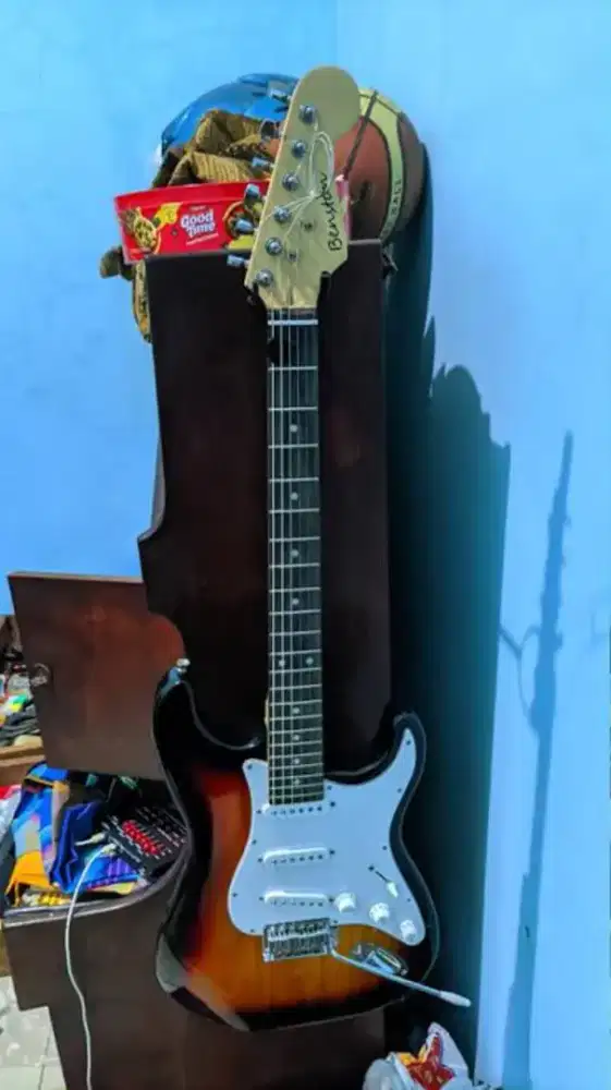 DIJUAL GITAR LISTRIK MERK BENSTON