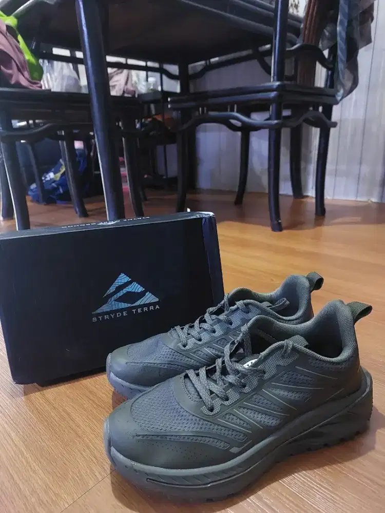 SEPATU TRAIL RUNNING LIKE NEW