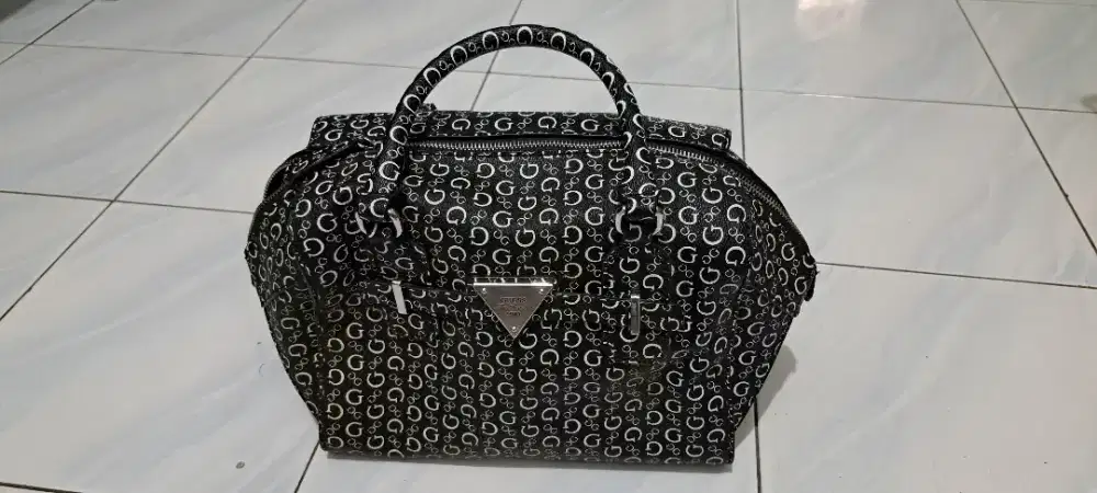 Guess (Tas Tenteng Authentic)