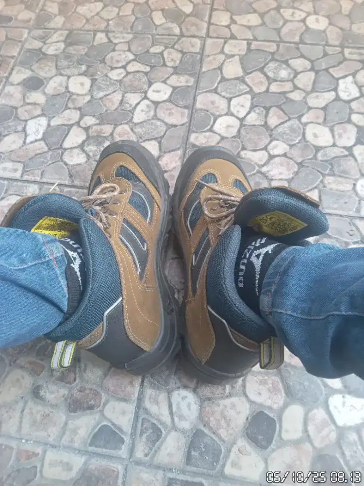 Sepatu safety joger