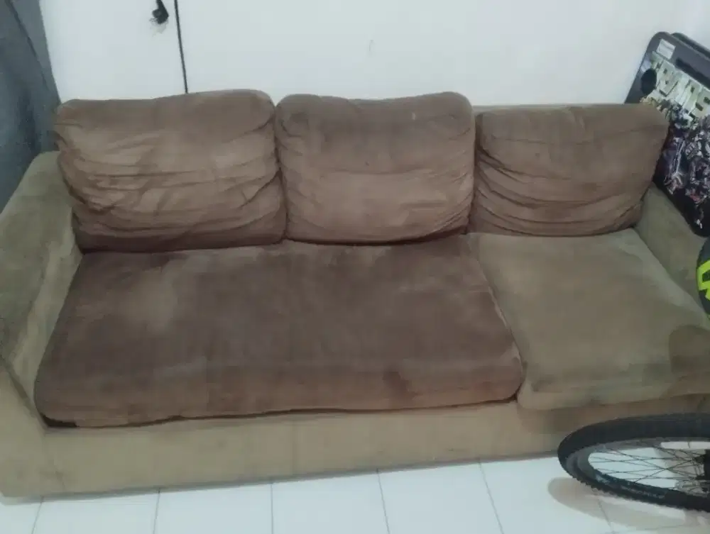 Sofa Informa warna brown.