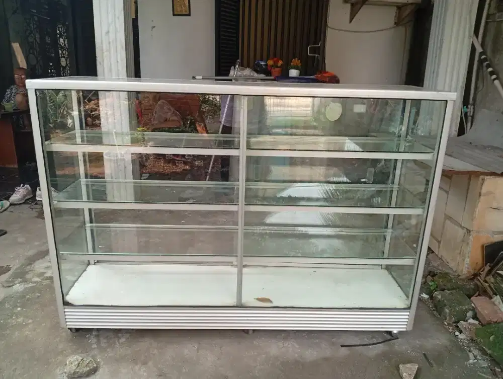 Etalase 1.5 meter bekas