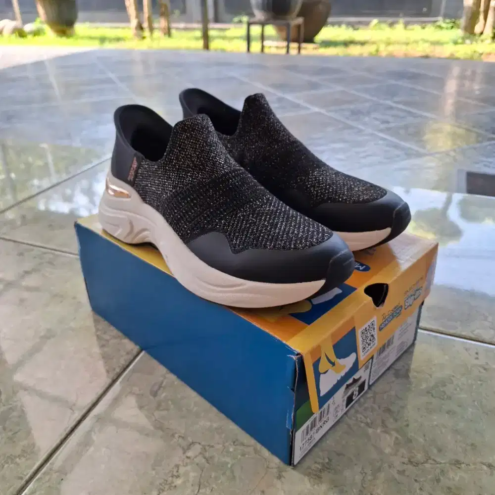 Sepatu slip on Skechers baru wanita size 38