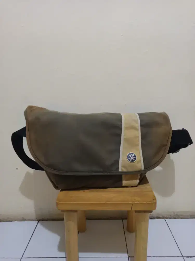 Tas selempang crumpler coklat