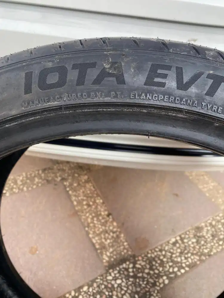 Ban Accelera iota EVT 2025 245/35 R19 kondisi 99%