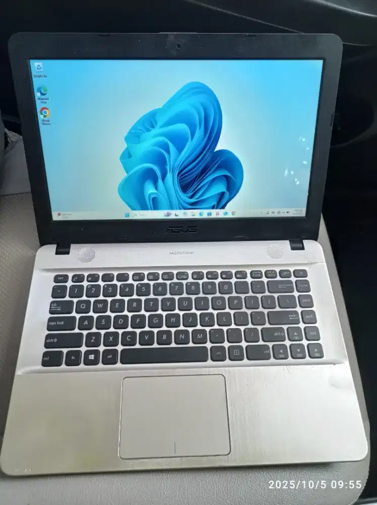 Laptop ASUS. Pemakaian pribadi