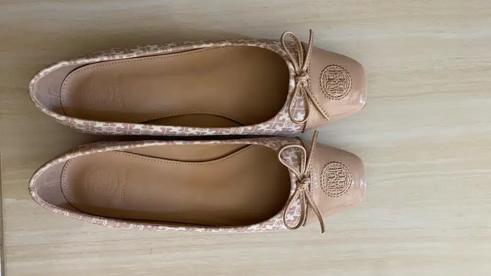 Sepatu bekas tory burch