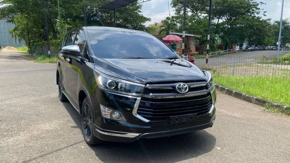 Toyota Innova Venturer 2.0 Bensin 2022