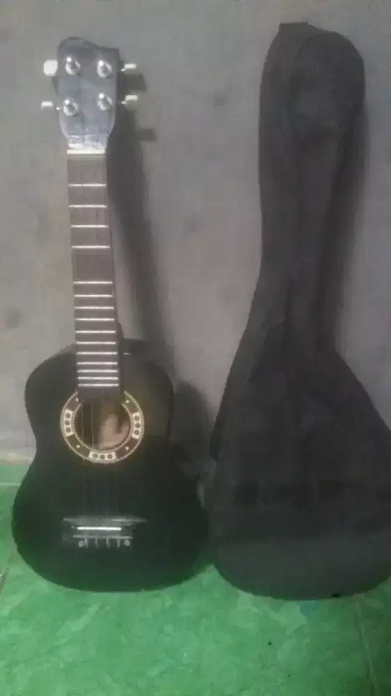 Di jual Gitar kecil seken like new