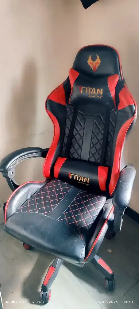 Bangku gaming merk TITAN
