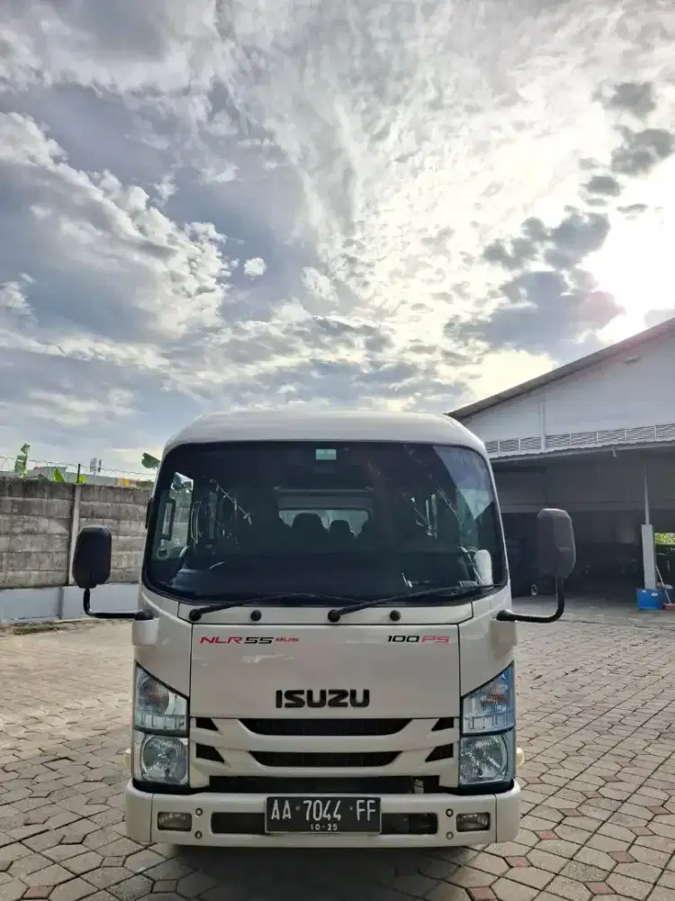 Isuzu ELF 2020 manual. Km 85rb