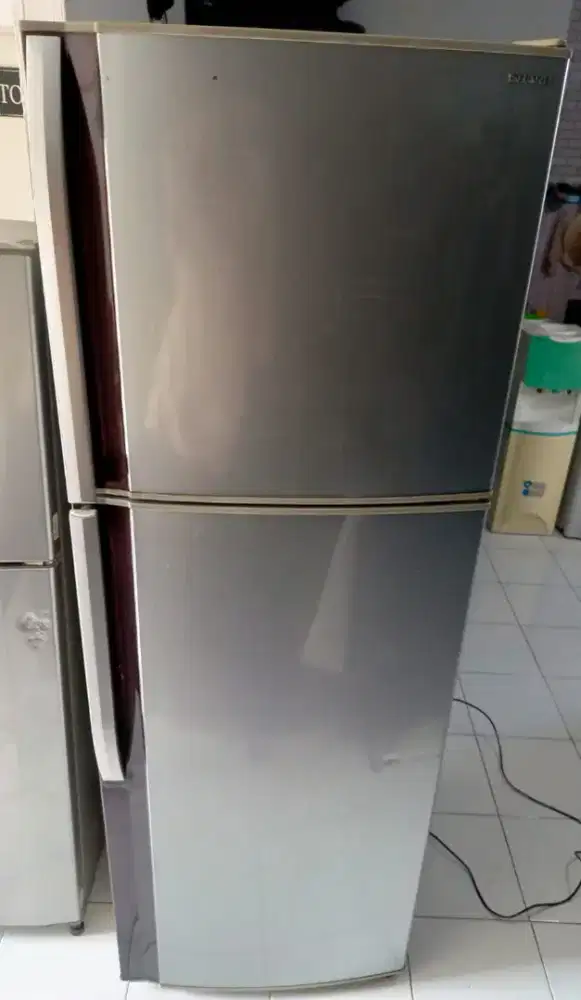 Kulkas Sharp dua pintu