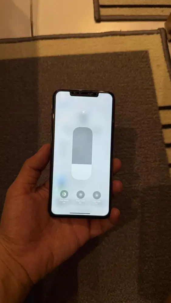 Dijual Iphone Xs max 64GB Gold Terdaftar Hp charger