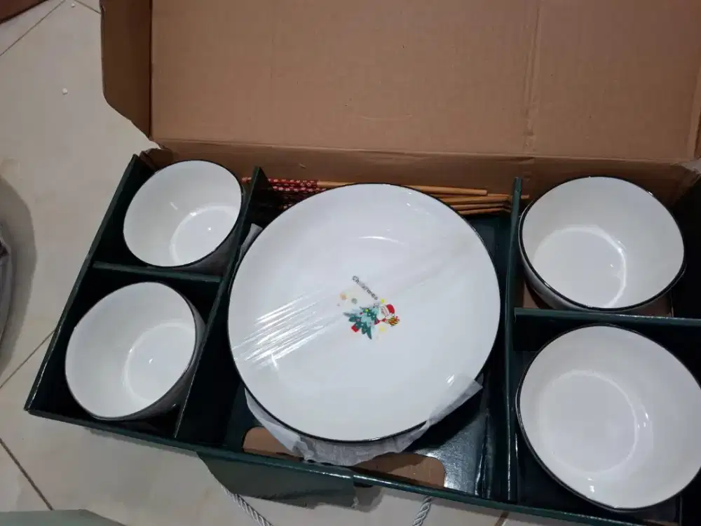 Alat makan souvenir . 4 mangkok 1 piring dan 4 pasang sumpit