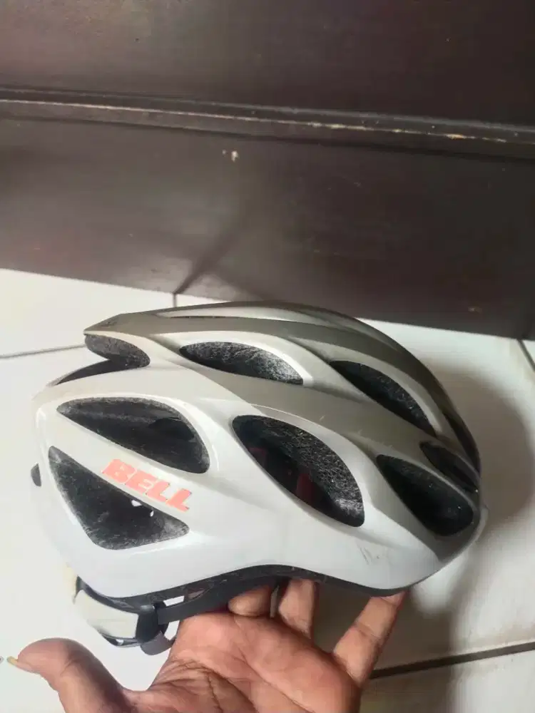 Helm sepeda merk BELL abu