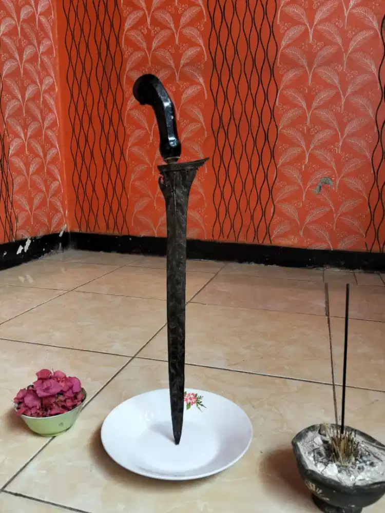 Keris mundarang berdiri keseimbangan