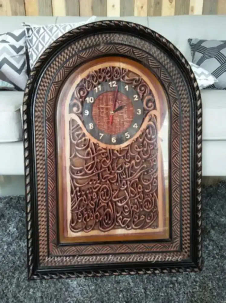 Jam dinding kaligrafi