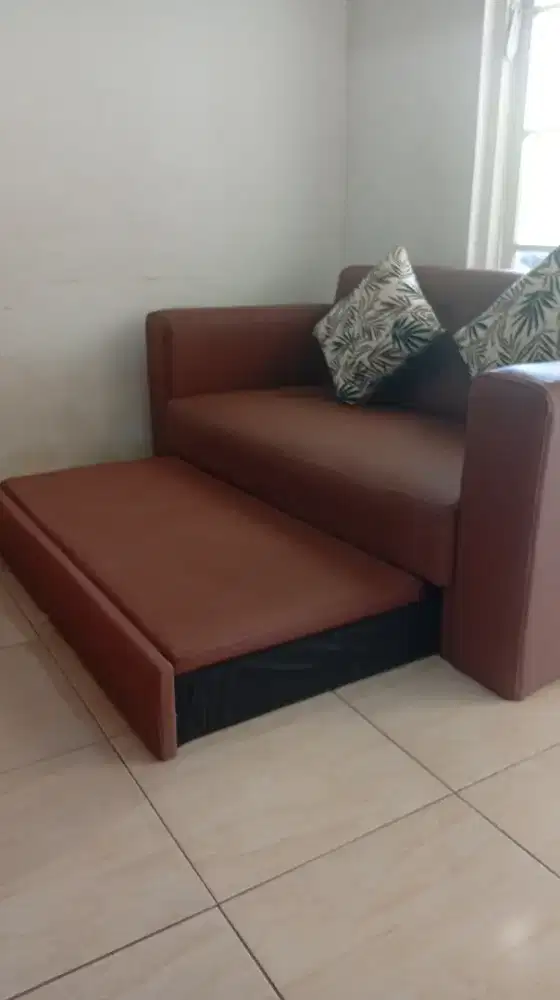 Sofa bisa ditarik bagian bawahnya