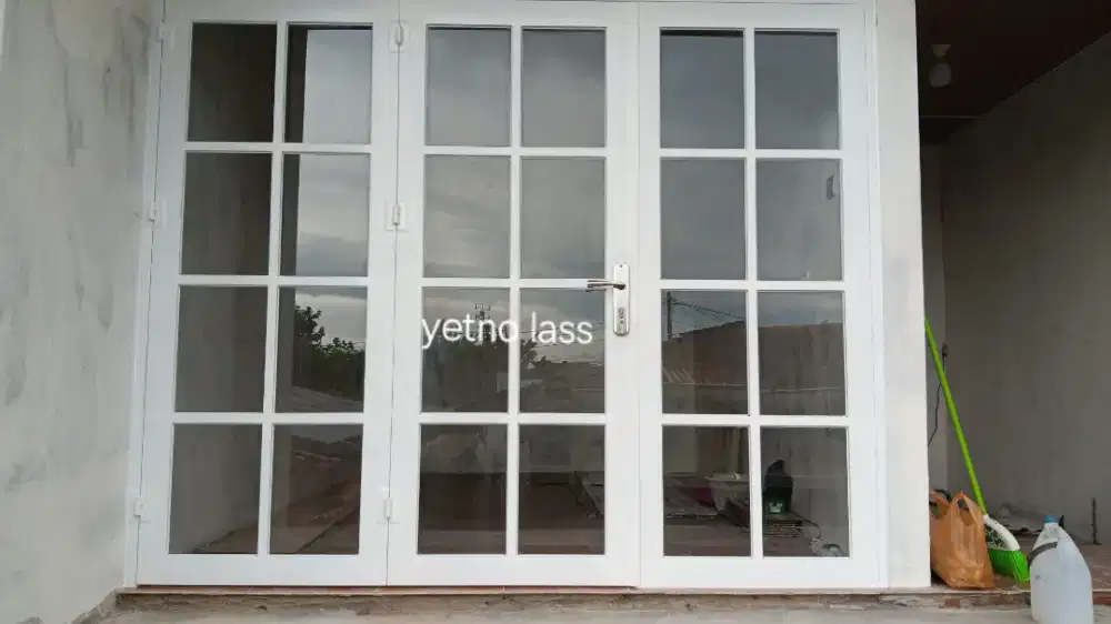 Pintu besi sekat Kaca