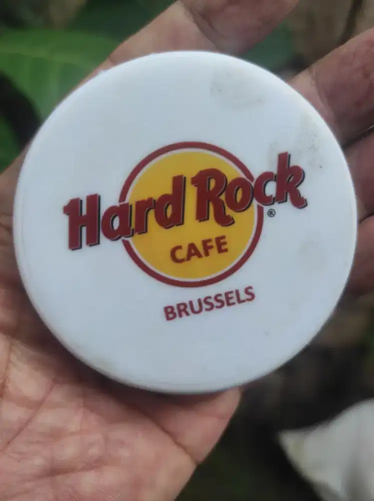 Mainan anak pembuka botol tempelan kulkas hard rock cafe Brussels