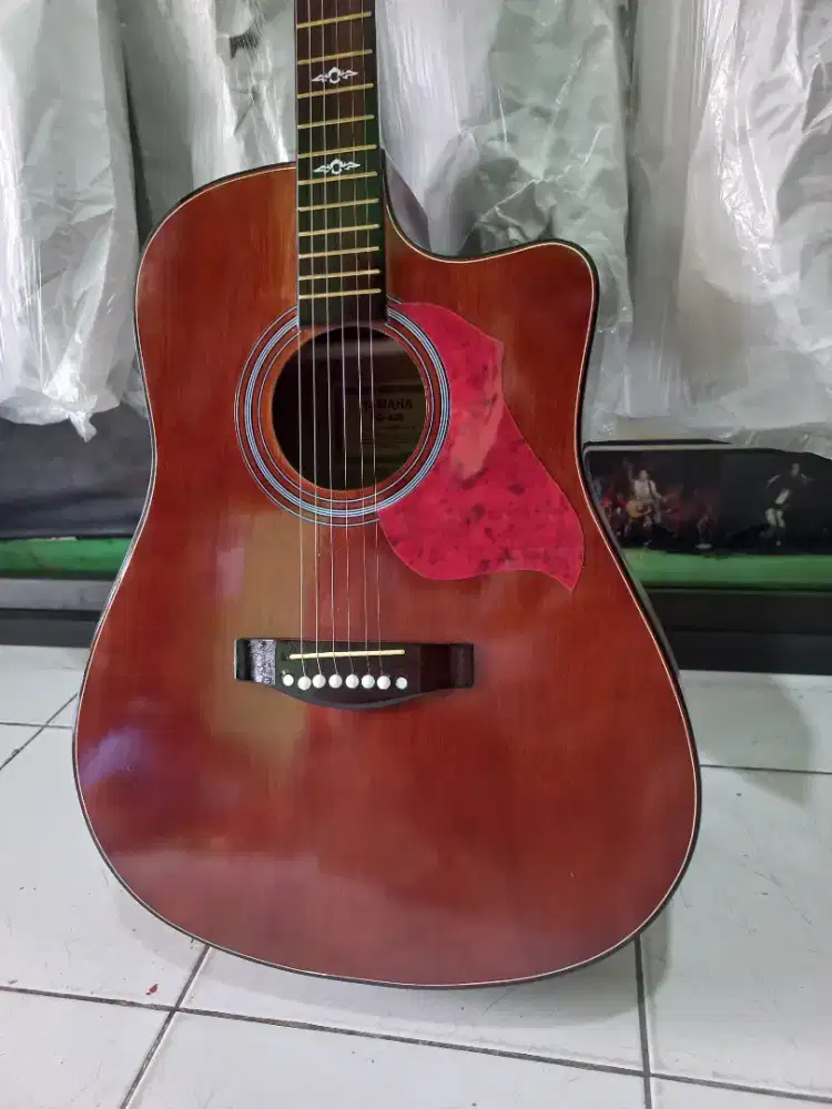 Gitar Akustik Yamaha Jumbo Coklat Glossy