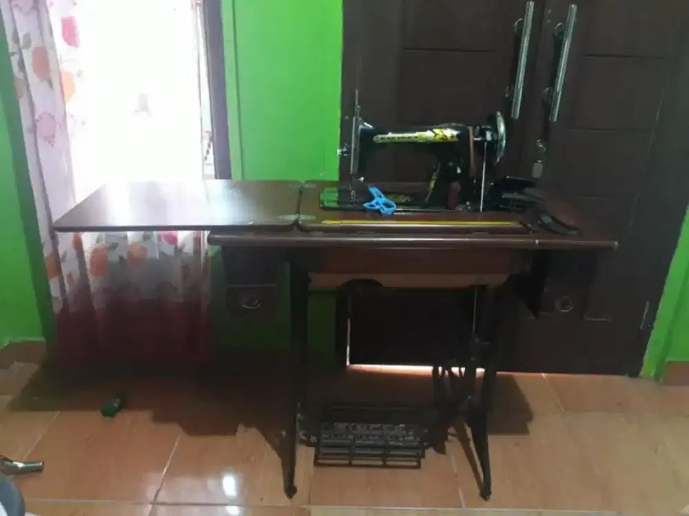 Mesin jahit rumahan bisa manual atau dinamo ( mesin dinmo )