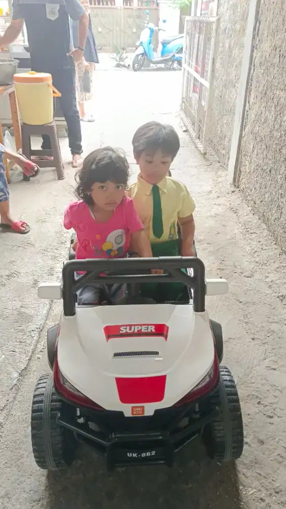 Mobil dan sepeda anak
