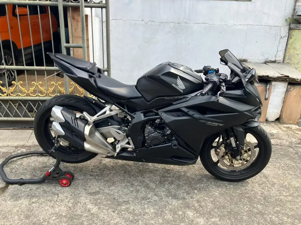 Di jual CBR 250 RR tahun 2020 warna hitam.