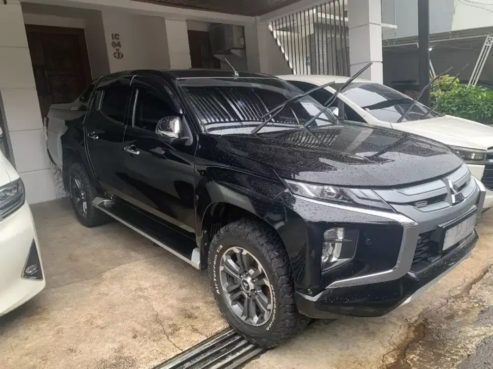 Mitsubishi strada triton Ultimate A/T AWD hitam
tahun 2020