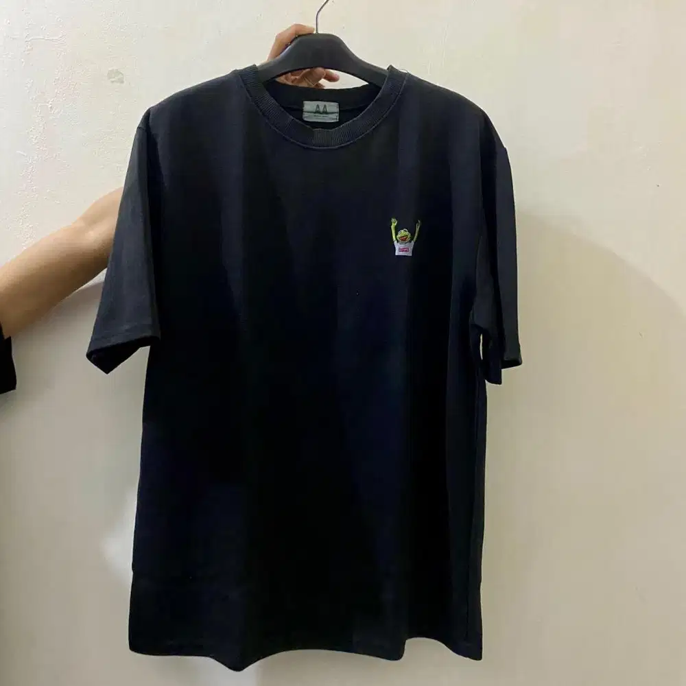 Kaos Supreme hitam bahan tebal