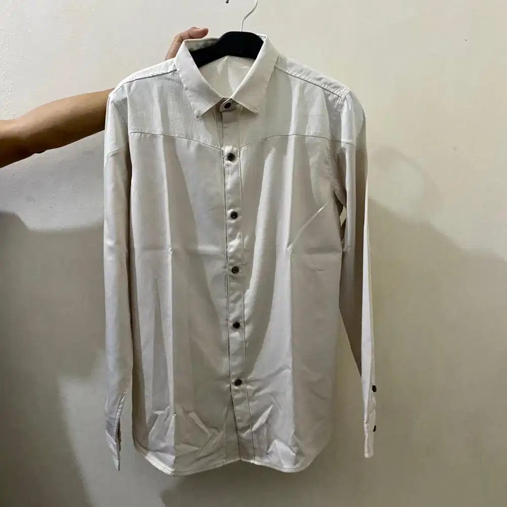Kemeja Lengan Panjang Putih Licin Motif