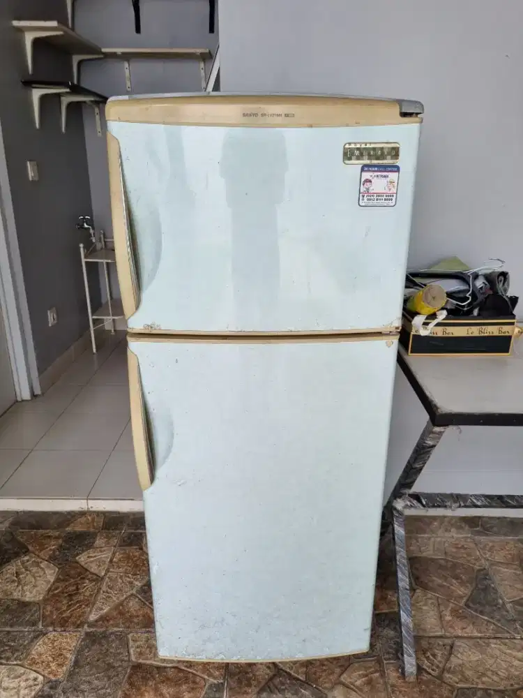 SANYO Lemari es