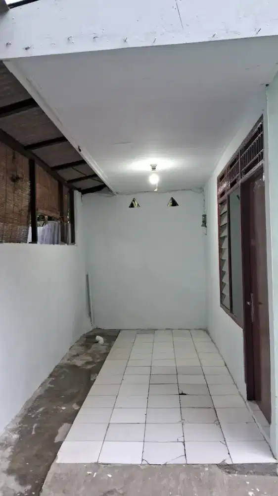 Dikontrakan rumah 3 petak ber AC Tahunan lebak bulus belakang poins