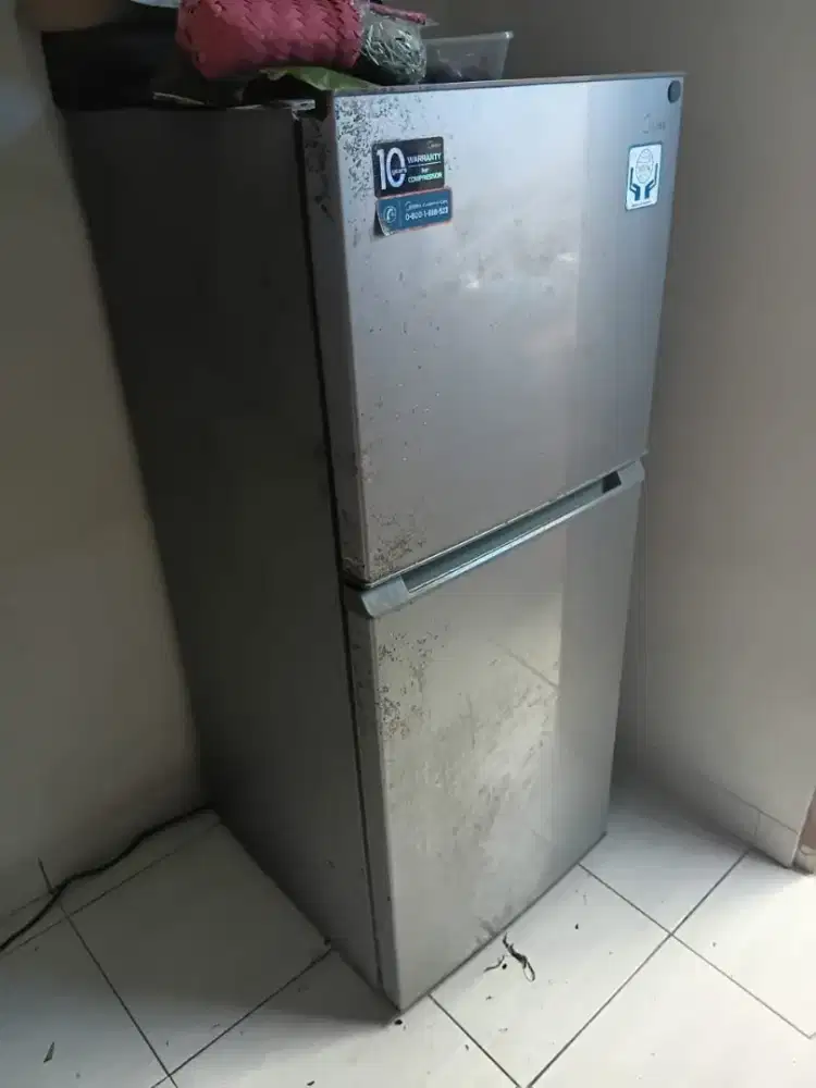 Lemari Es Midea 2 pintu model HD-255FWE bekas