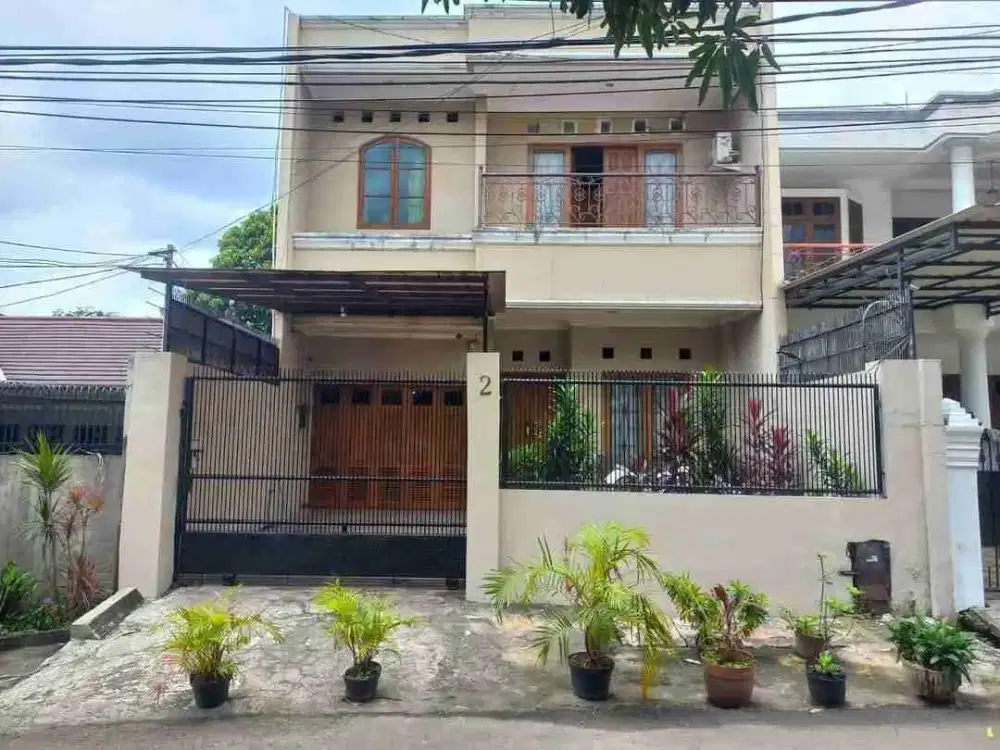 Dijual rumah 2 lt di Kebon jeruk lt 226 m2 lb 360 m2 shm hadap selatan ada 4 kt 4 km carport 1 mobil, siap huni, survei yuk