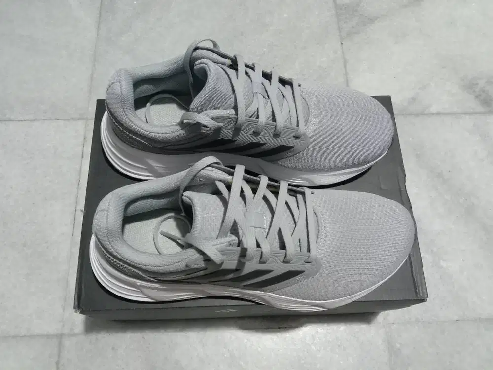 2 pasang sepatu Adidas dan rebbok