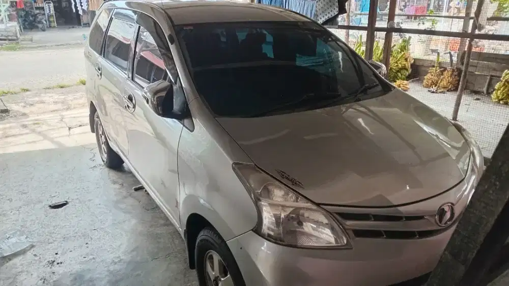 Mobil xenia 1000cc