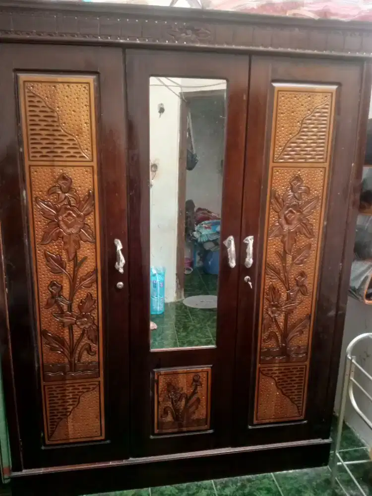 Dijual lemari kayu jati 2 pintu kaca tengah kondisi baik