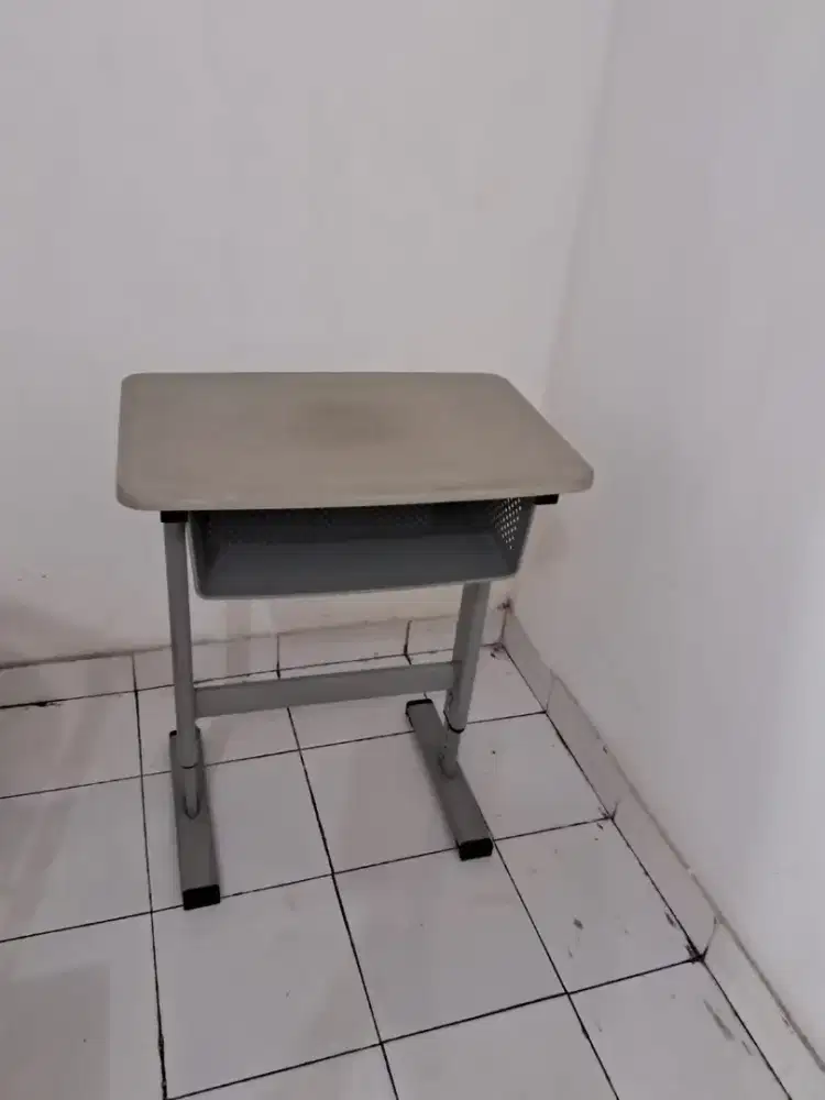 Meja siswa ( utk 4 unit , ada drawernya ))