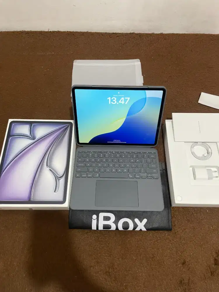 Apple iPad Air M3 13 inch 256GB Wifi Only Second iBox + magic keyboard